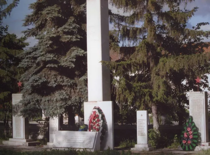 Коелга, мемориал в сквере на площади, 1977