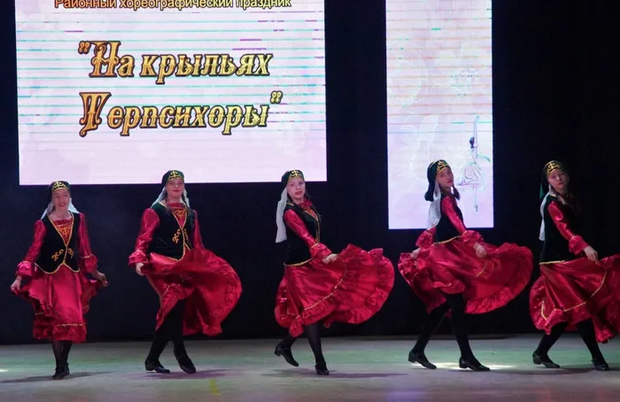 Хореографический коллектив ДК «Юность», ЦКС Еманжелинского сельского поселения, руководитель: Павлова Анастасия Викторовна
Татарский пляс «Попрыгуньи»