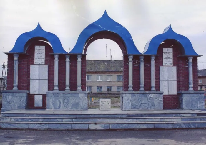 Еманжелинка, мемриал у ДК, 2002