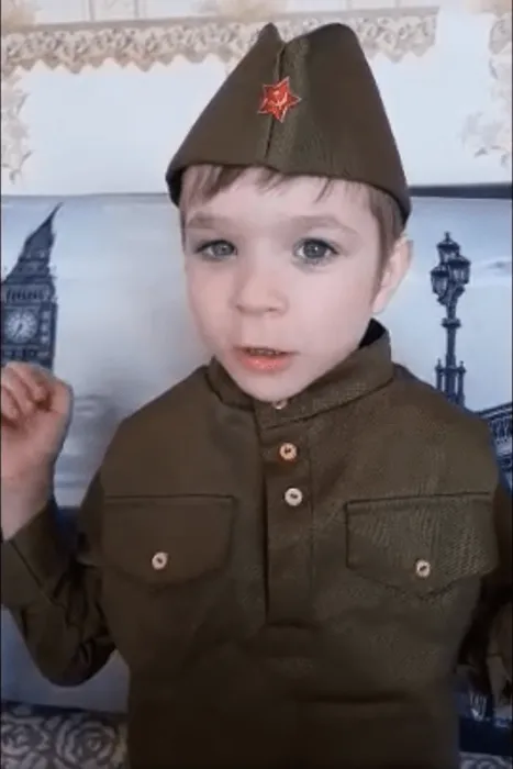 Мальковский Иван 5 лет читает стихотворение Гранитные плиты